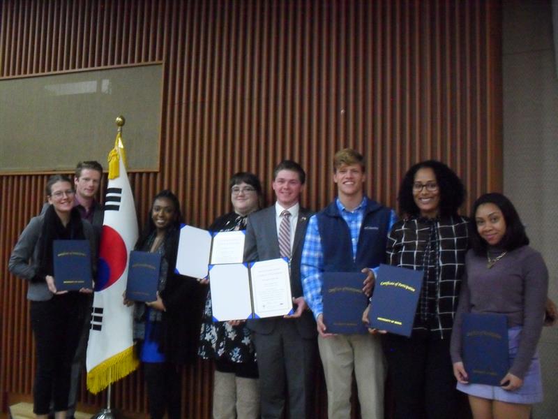 students pose with the Korean flag