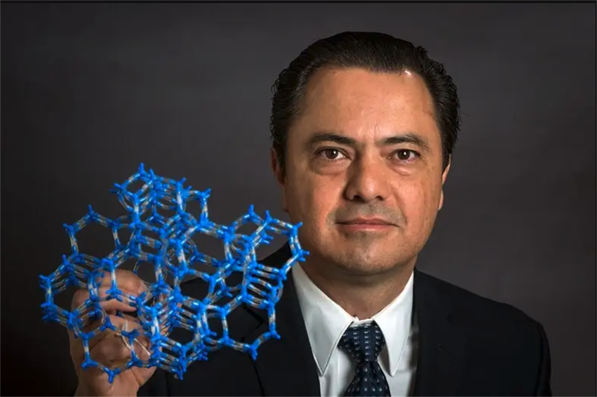 Headshot of Raul Lobo with a molecular model.